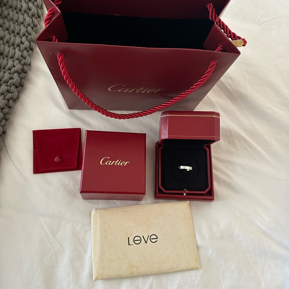 💯% AUTHENTIC LOVE WEDDING BAND 18KT WG, 1 DIAMOND SZ 57 (8)